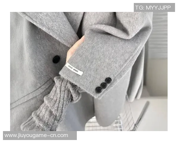 足球球星穿搭风采展示 大衣搭配演绎冬季时尚与运动气质